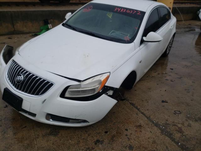 W04GN5EC1B1065771 - 2011 BUICK REGAL CXL WHITE photo 2