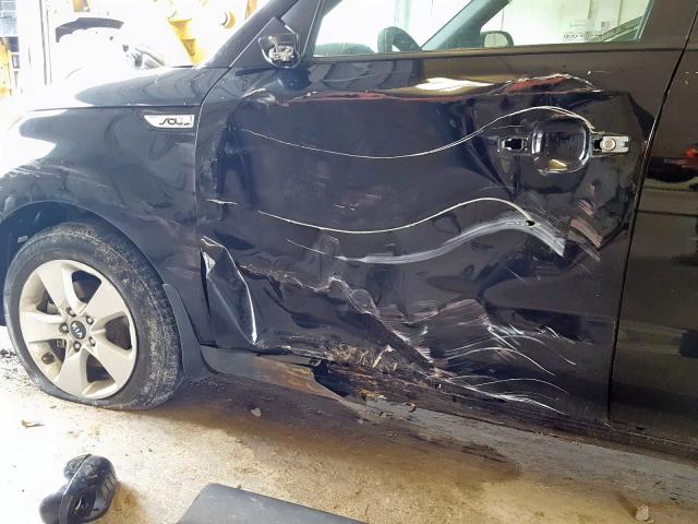 KNDJN2A23H7421506 - 2017 KIA SOUL  photo 9