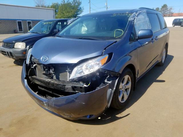 5TDKZ3DCXHS841417 - 2017 TOYOTA SIENNA LE  photo 2