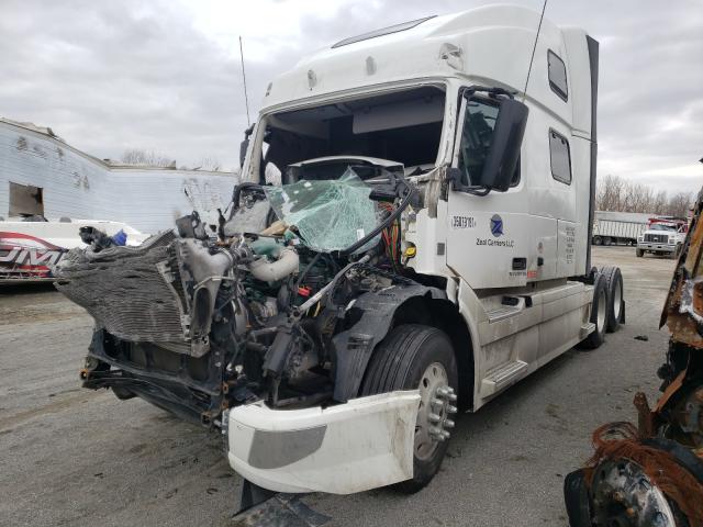 4V4NC9EH9JN961298 - 2018 VOLVO VN VNL WHITE photo 2