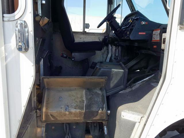 4UZAANBW21CJ22371 - 2001 FREIGHTLINER CHASSIS M LINE WALK-IN VAN  photo 5