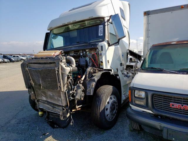 4V4NC9EH4FN913392 - 2015 VOLVO VN VNL WHITE photo 2