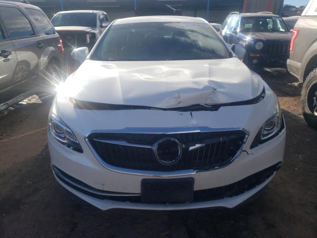1G4ZP5SS3JU146624 - 2018 BUICK LACROSSE ESSENCE თეთრი ფოტო 5