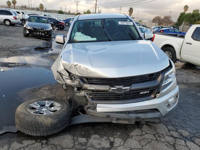 1GCGSDEN9J1316724 - 2018 CHEVROLET COLORADO Z71 SILVER photo 5