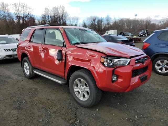 JTEMU5JRXP6102652 - 2023 TOYOTA 4RUNNER SE RED photo 4