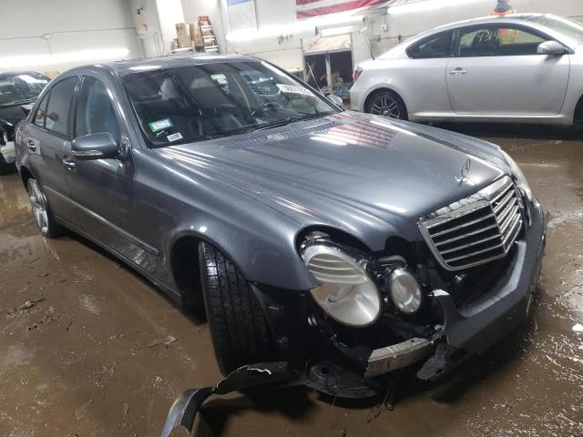 WDBUF90X59B439566 - 2009 MERCEDES-BENZ E 550 4MATIC GRAY photo 4