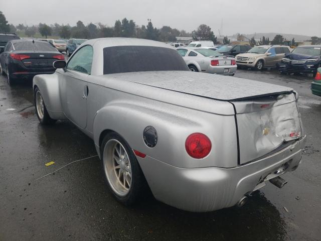 1GCES14H65B120967 - 2005 CHEVROLET SSR SILVER photo 2