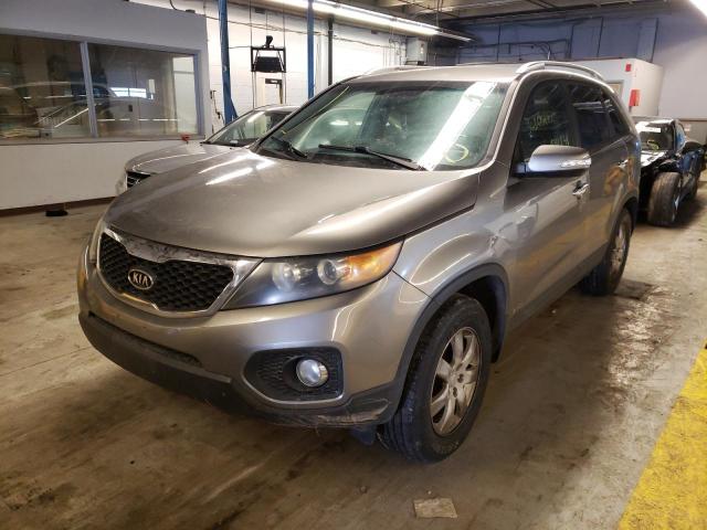 5XYKTCA16BG095766 - 2011 KIA SORENTO BASE GRAY photo 2