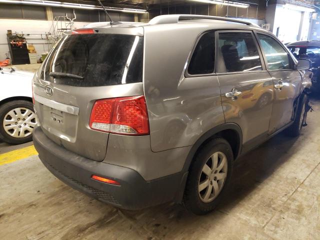 5XYKTCA16BG095766 - 2011 KIA SORENTO BASE GRAY photo 4