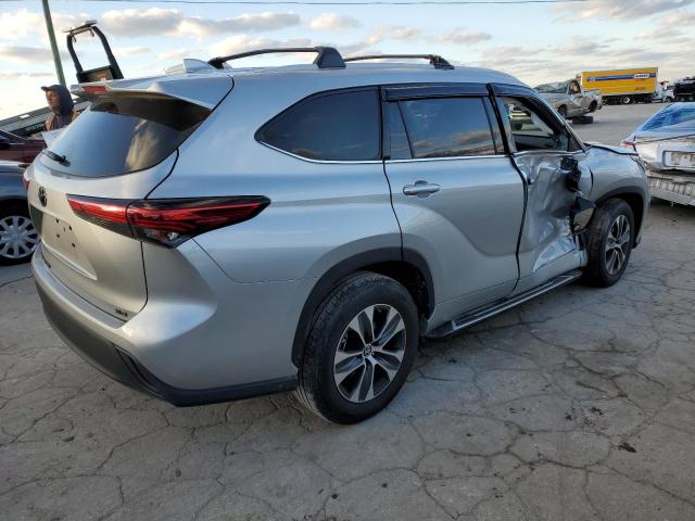 5TDGZRAH5NS137002 - 2022 TOYOTA HIGHLANDER XLE ვერცხლისფერი ფოტო 3