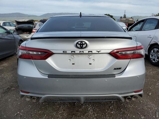 4T1KZ1AK3MU060112 - 2021 TOYOTA CAMRY TRD SILVER photo 6