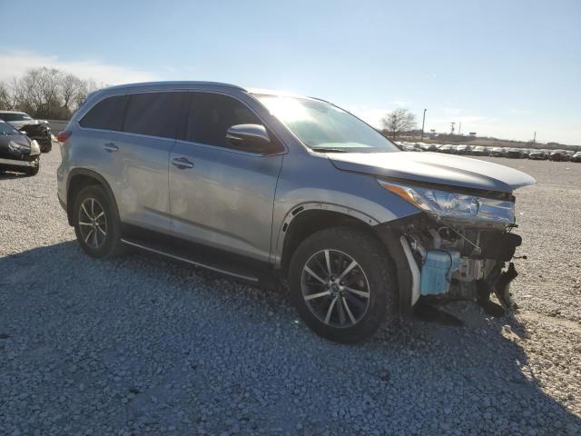 5TDKZRFHXKS354558 - 2019 TOYOTA HIGHLANDER SE SILVER photo 4