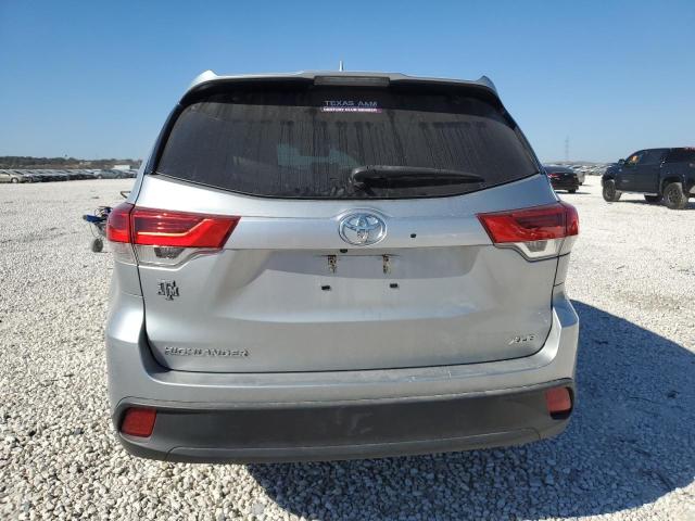 5TDKZRFHXKS354558 - 2019 TOYOTA HIGHLANDER SE SILVER photo 6