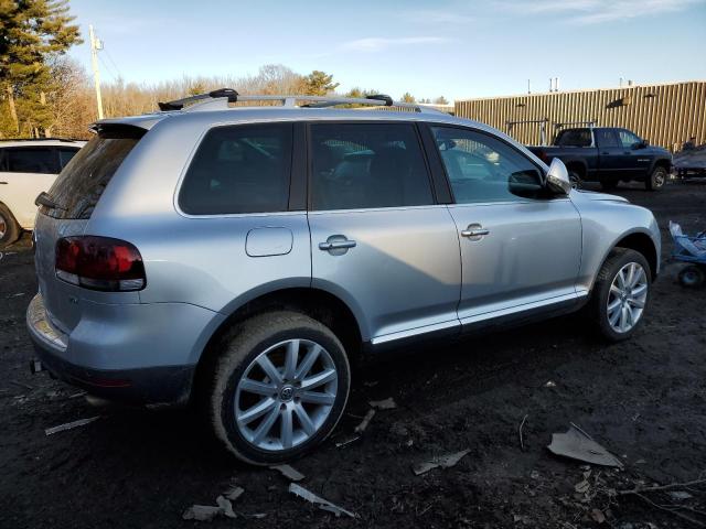 WVGAK7A95AD000926 - 2010 VOLKSWAGEN TOUAREG TDI SILVER photo 3