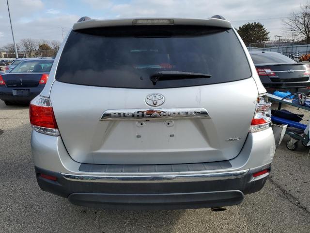 5TDBK3EH4BS072323 - 2011 TOYOTA HIGHLANDER BASE SILVER photo 6