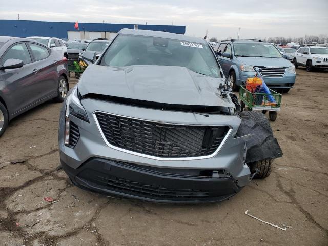 1GYAZAR45PF110226 - 2023 CADILLAC XT4 LUXURY SILVER photo 5