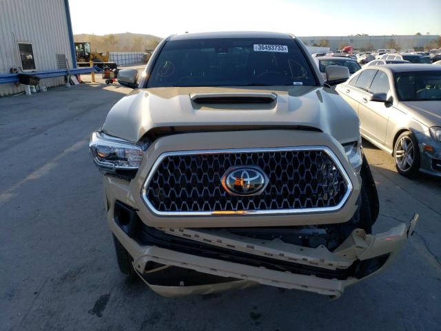 3TMAZ5CN6JM063455 - 2018 TOYOTA TACOMA DOUBLE CAB 棕色 照片 5