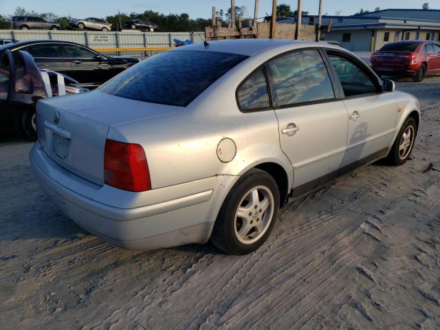 WVWMA63B1WE423647 - 1998 VOLKSWAGEN PASSAT GLS SILVER photo 3