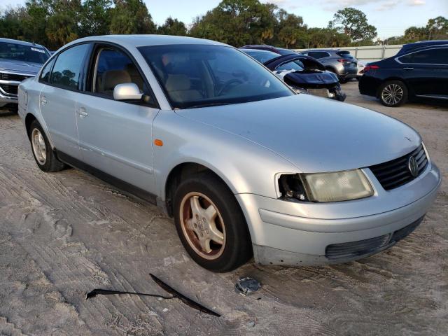 WVWMA63B1WE423647 - 1998 VOLKSWAGEN PASSAT GLS SILVER photo 4