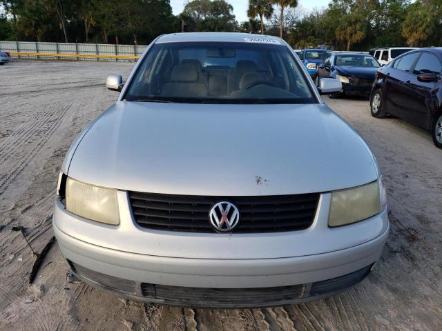 WVWMA63B1WE423647 - 1998 VOLKSWAGEN PASSAT GLS SILVER photo 5