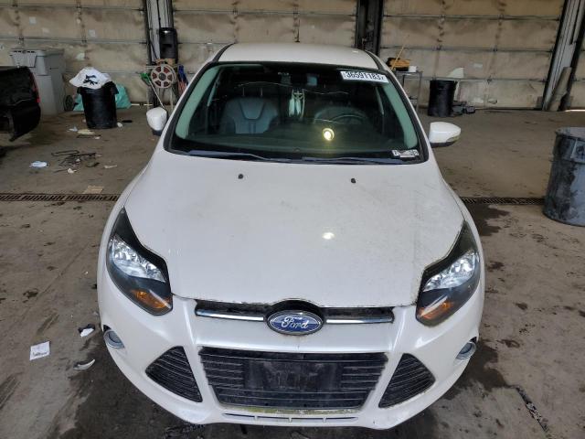 1FAHP3N27CL279482 - 2012 FORD FOCUS TITANIUM WHITE photo 5