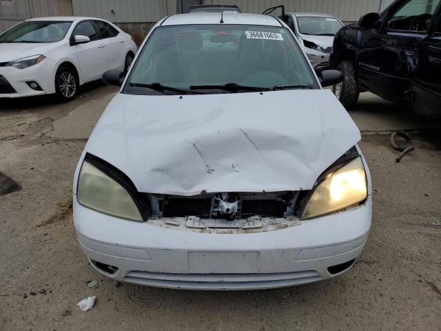 1FAFP34N65W147124 - 2005 FORD FOCUS ZX4 WHITE photo 5