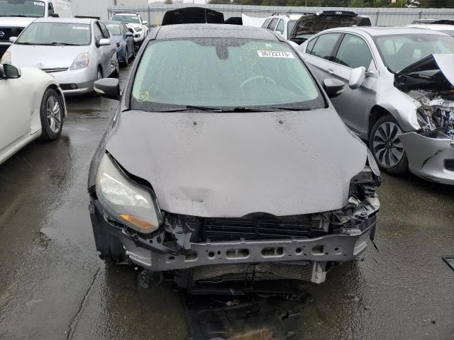 1FAHP3N27CL268143 - 2012 FORD FOCUS TITANIUM GRAY photo 5