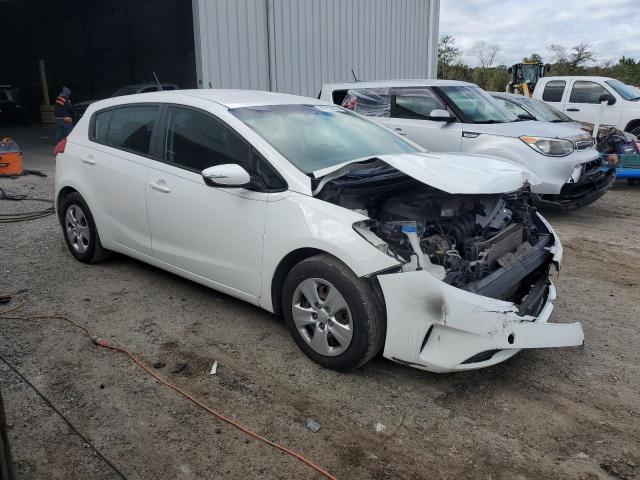 KNAFK5A87H5703533 - 2017 KIA FORTE LX WHITE photo 4