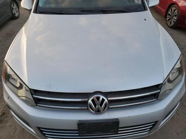 WVGFF9BP8BD002643 - 2011 VOLKSWAGEN TOUAREG V6 SILVER photo 11