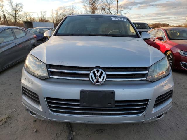 WVGFF9BP8BD002643 - 2011 VOLKSWAGEN TOUAREG V6 SILVER photo 5