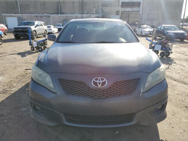 4T1BK3EK6BU125686 - 2011 TOYOTA CAMRY SE GRAY photo 5