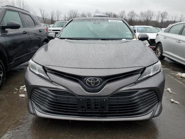 4T1B11HK0JU530881 - 2018 TOYOTA CAMRY L GRAY photo 5