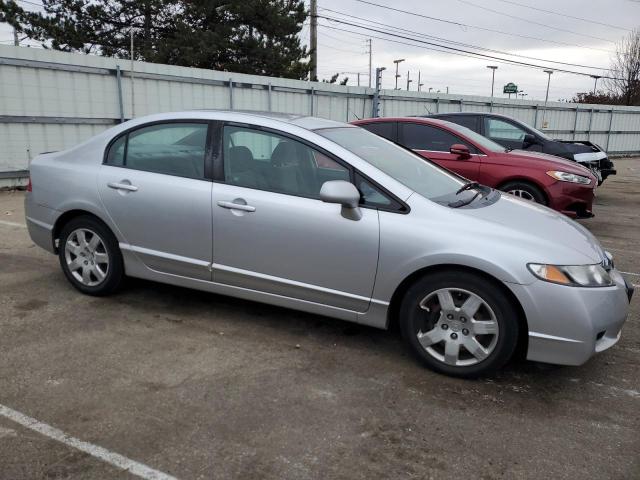 19XFA16559E026596 - 2009 HONDA CIVIC LX SILVER photo 4