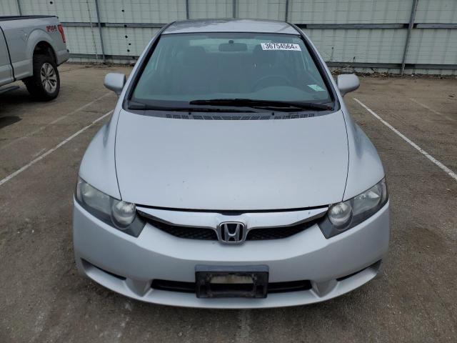 19XFA16559E026596 - 2009 HONDA CIVIC LX SILVER photo 5