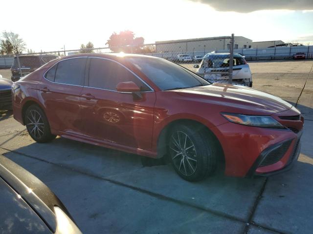 4T1G11AK7NU038032 - 2022 TOYOTA CAMRY SE RED photo 4