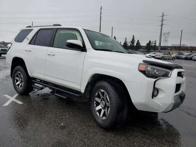 JTEBU5JR7J5531607 - 2018 TOYOTA 4RUNNER SR5/SR5 PREMIUM თეთრი ფოტო 4