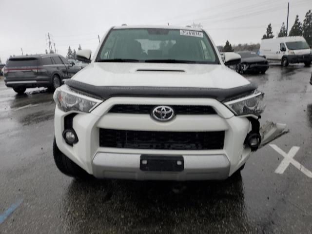 JTEBU5JR7J5531607 - 2018 TOYOTA 4RUNNER SR5/SR5 PREMIUM თეთრი ფოტო 5