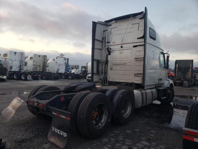 4V4N99EH7HN975645 - 2017 VOLVO VN VNL WHITE photo 4