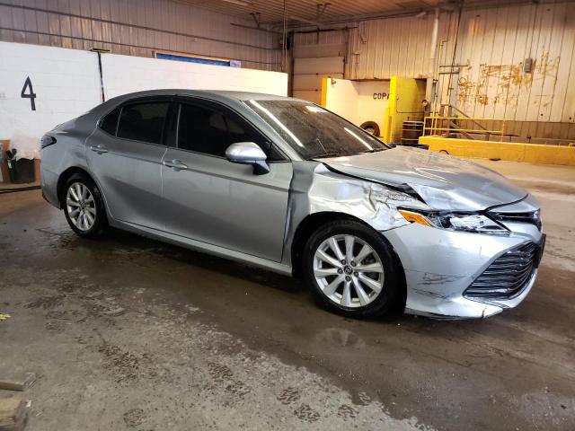 4T1B11HK7JU096328 - 2018 TOYOTA CAMRY L SILVER photo 4