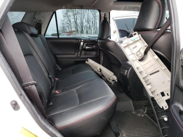 JTEBU5JR1J5577997 - 2018 TOYOTA 4RUNNER SR5/SR5 PREMIUM WHITE photo 11