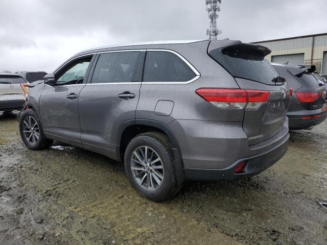 5TDJZRFH6JS558753 - 2018 TOYOTA HIGHLANDER SE GRAY photo 2