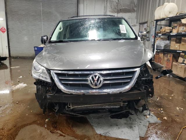 2V4RW6DXXAR294777 - 2010 VOLKSWAGEN ROUTAN SEL CHARCOAL photo 5