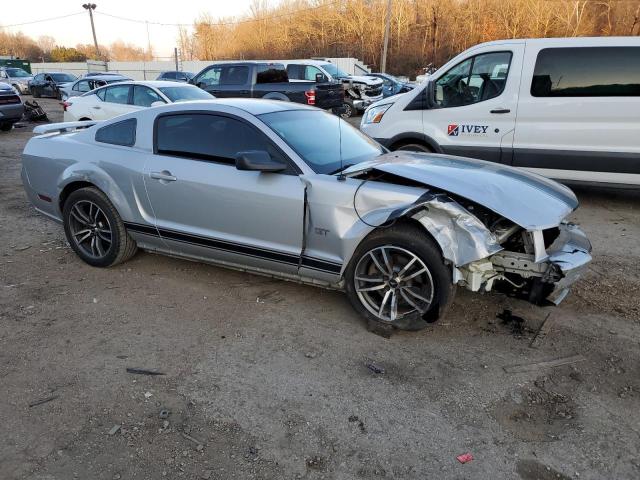 1ZVFT82H655132643 - 2005 FORD MUSTANG GT SILVER photo 4