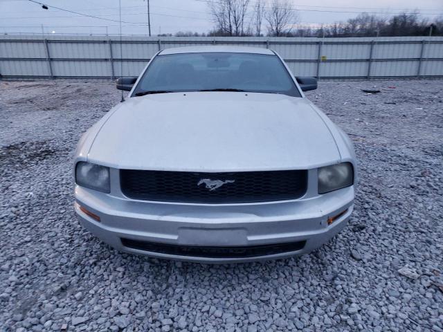1ZVFT80N955108328 - 2005 FORD MUSTANG SILVER photo 5
