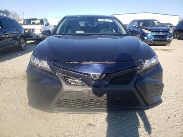 4T1G11AK1NU074332 - 2022 TOYOTA CAMRY SE BLUE photo 5