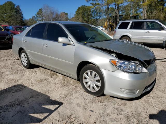 4T1BE32KX5U952249 - 2005 TOYOTA CAMRY LE SILVER photo 4