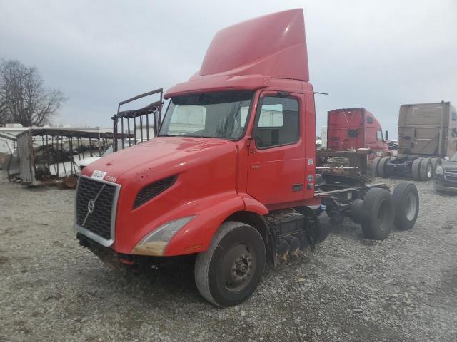 4V4WC9EG5MN271032 - 2021 VOLVO VNR RED photo 2