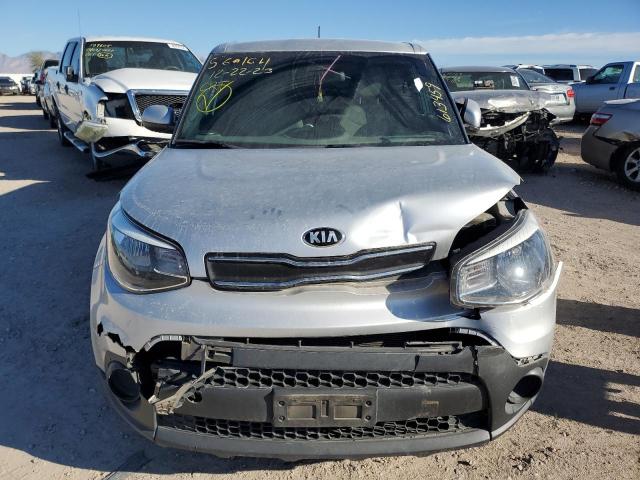 KNDJN2A28J7613459 - 2018 KIA SOUL SILVER photo 5