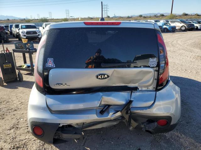 KNDJN2A28J7613459 - 2018 KIA SOUL SILVER photo 6