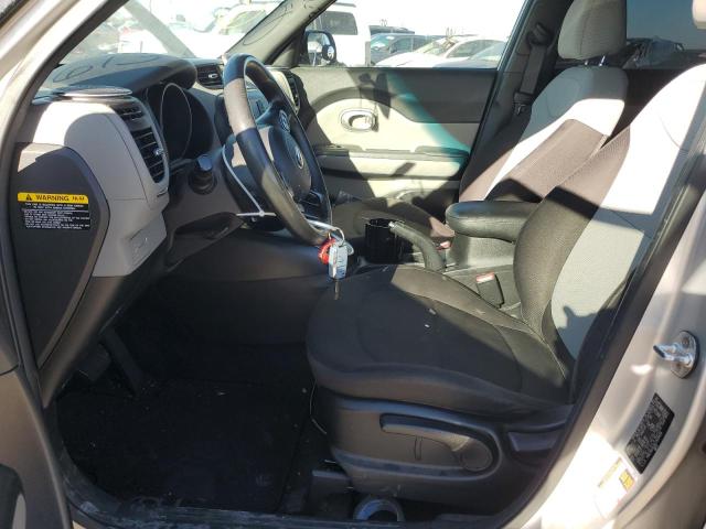 KNDJN2A28J7613459 - 2018 KIA SOUL SILVER photo 7